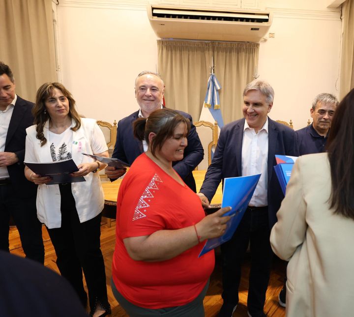 CON LA PRESENCIA DEL GOBERNADOR MARTÍN LLARYORA, SE ENTREGARON 55 ESCRITURAS